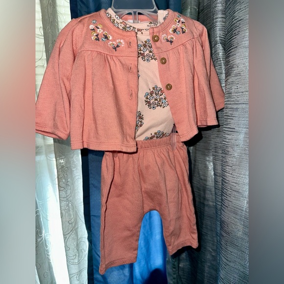 Carter’s Newborn Girl - 3 Piece Matching Pant Set. Coral w/ Floral Print Design - Picture 11 of 11